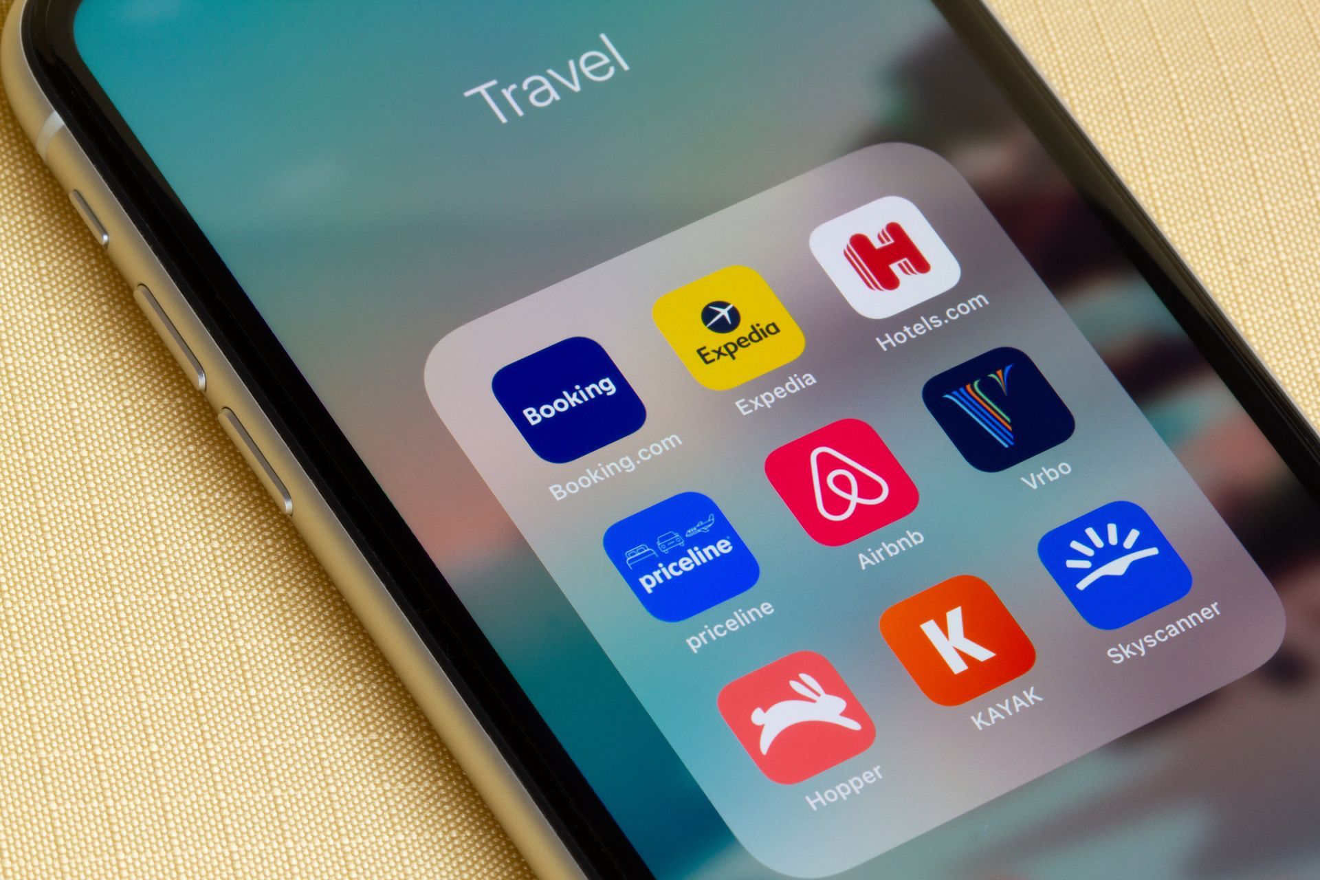Différentes applications sur un smartphone pour la gestion d'annonces en ligne.
