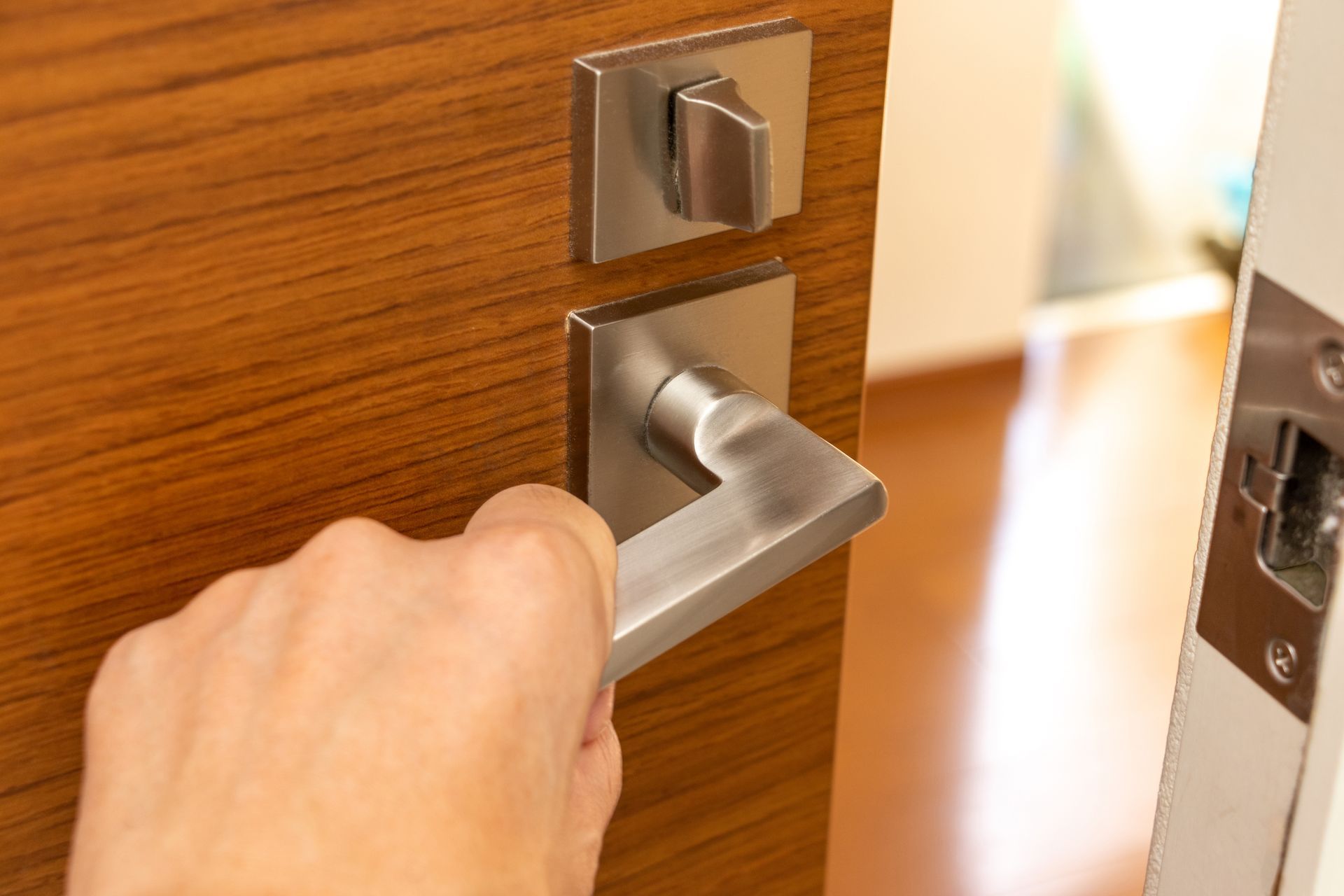 Ouverture d'une porte.