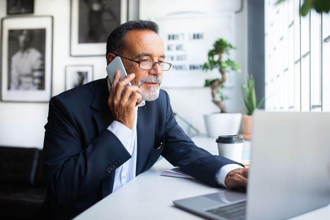 Homme répondant au téléphone.