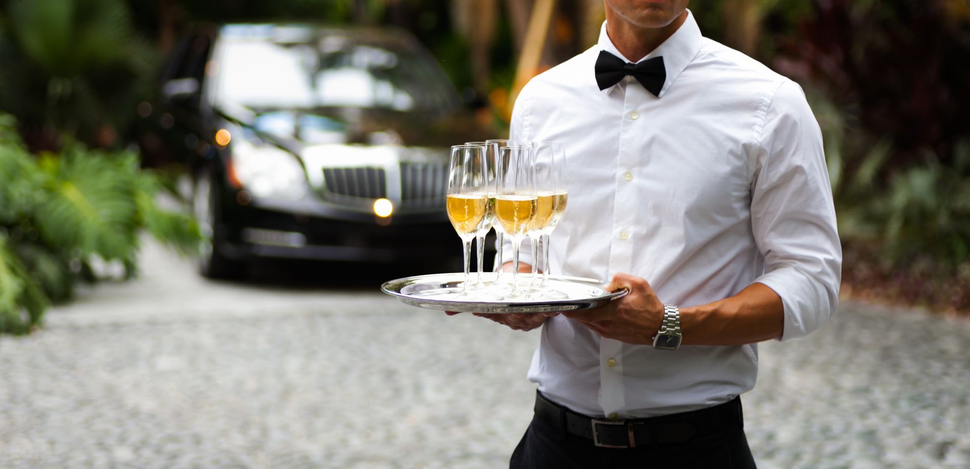 Serveur apportant des flûtes de champagne.