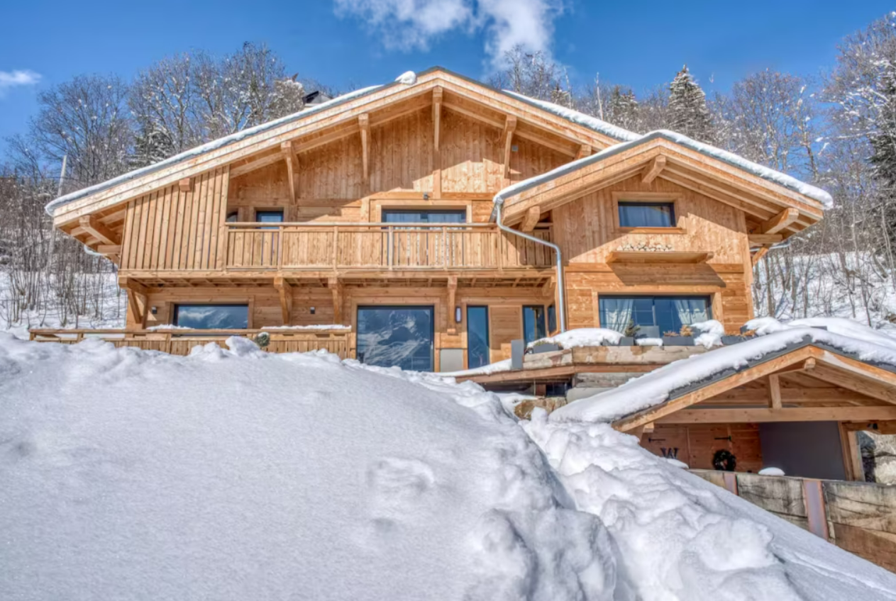 Photographie du Chalet W par temps neigeux.