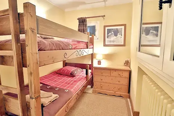 Petite chambre avec lits superposés du chalet Le Bois du Bouchet à Combloux.