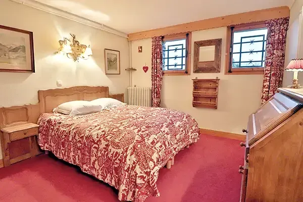 Chambre rupestre du chalet Le Bois du Bouchet à Combloux.