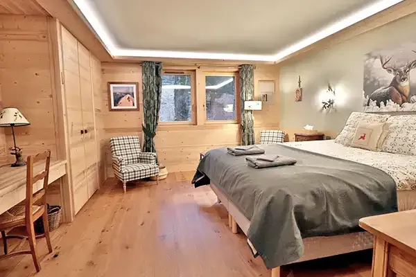 Grande chambre avec lit double du chalet Le Bois du Bouchet à Combloux.