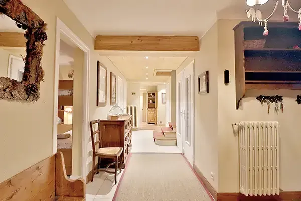 Long couloir desservant toutes les pièces du chalet Le Bois du Bouchet à Combloux.