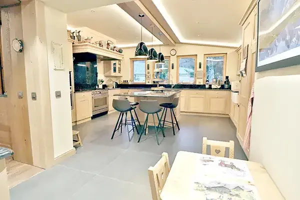 Espace cuisine du chalet Le Bois du Bouchet à Combloux.