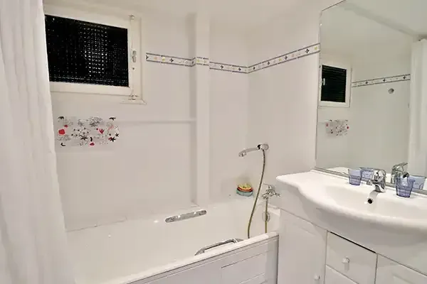 Salle de bain blanche du chalet Le Bois du Bouchet à Combloux.