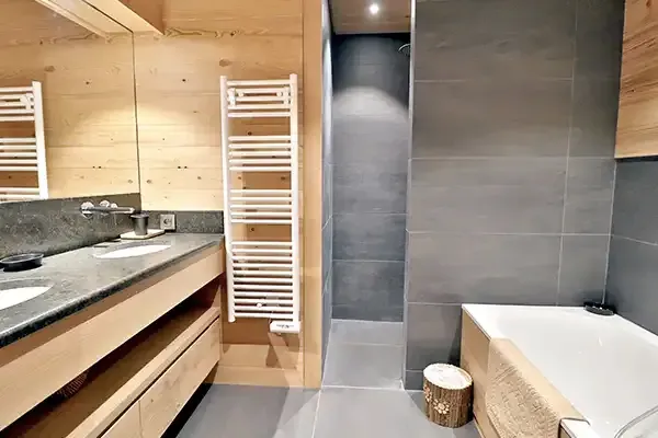Salle de bains du chalet Le Bois du Bouchet à Combloux.