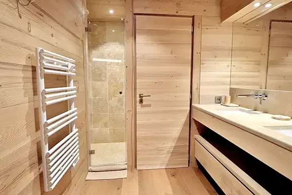 Salle de bains moderne du chalet Le Bois du Bouchet à Combloux.