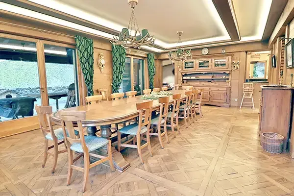 Sejour aven grande table en bois du chalet Le Bois du Bouchet à Combloux.