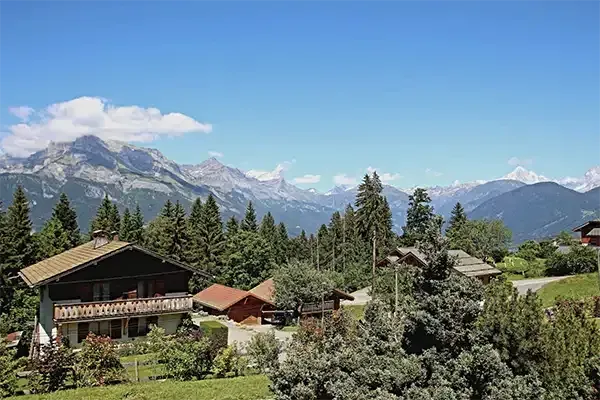 vue sur la chaine des Fiz depuis le chalet Le Bois du Bouchet à Combloux.