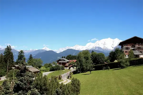 Belle vue sur le Mont Blanc depuis le chalet Le Bois du Bouchet à Combloux.