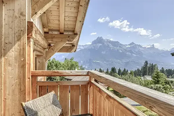 Balcon avec vue sur les monts.