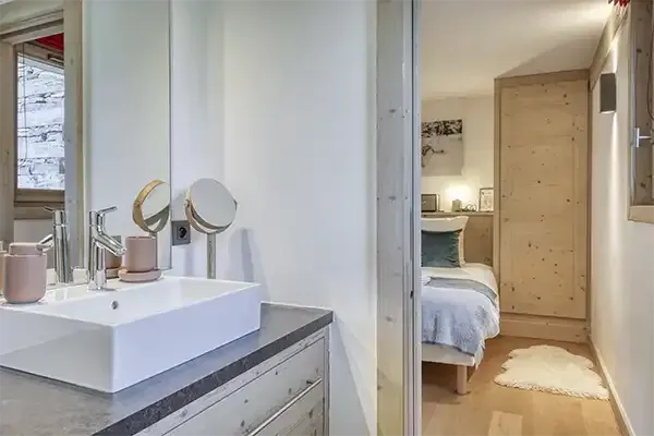 Salle de bains et vue sur chambre.