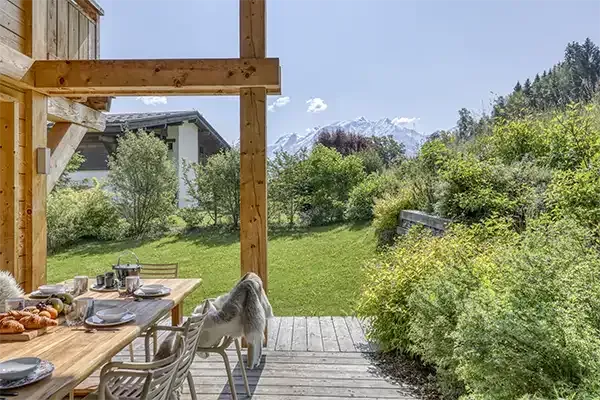 Terrasse avec vue sur les monts.