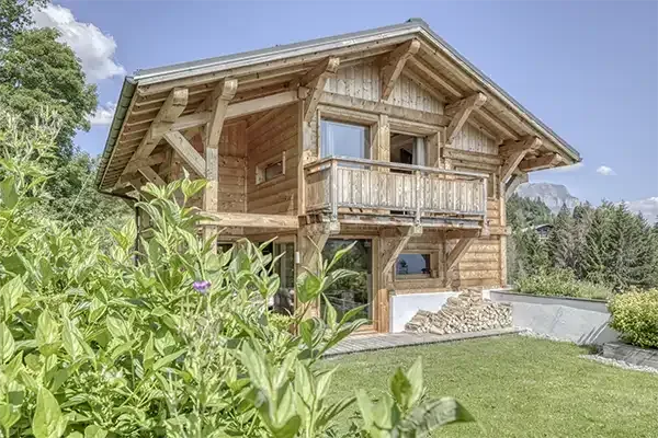 Chalet Monte Bianco par une belle journée ensoleillée.