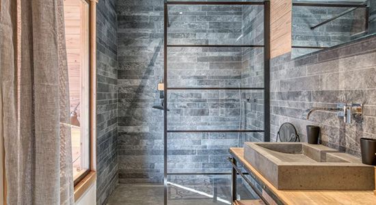 Douche à l'italienne du Chalet W à Saint-Gervais-les-Bains. 