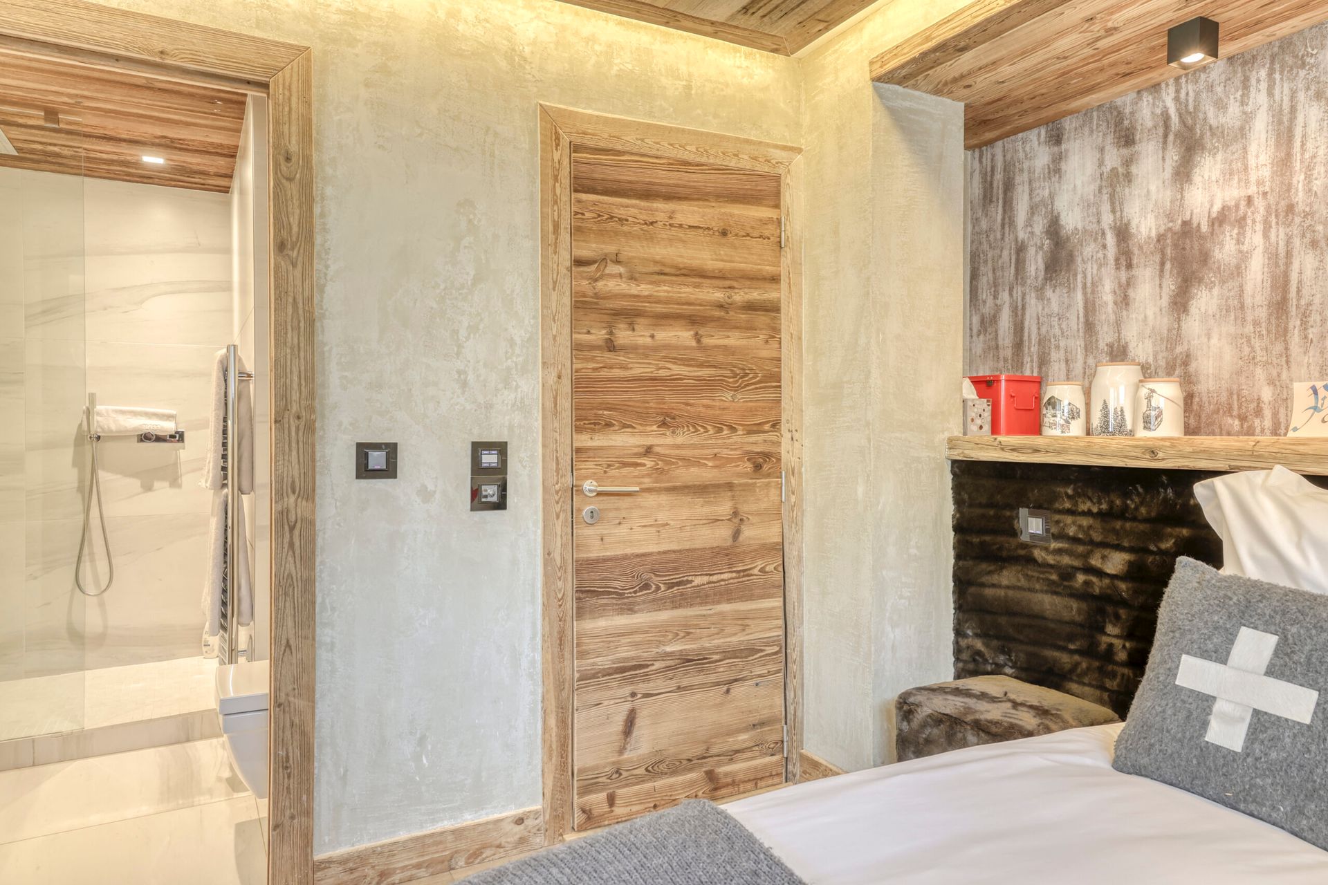 Chambre et salle de bains.