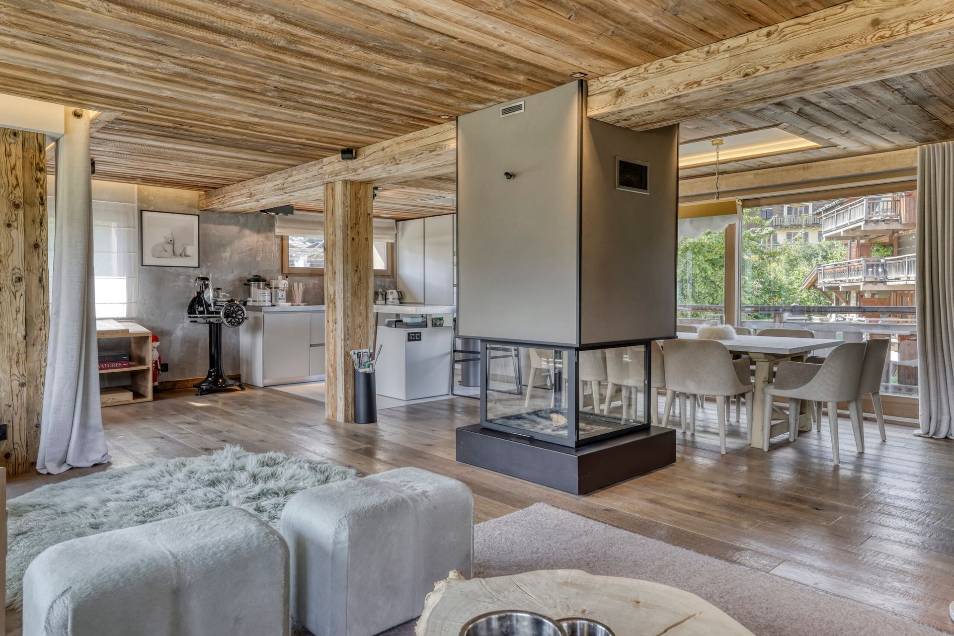 Salon et cheminé centrale.