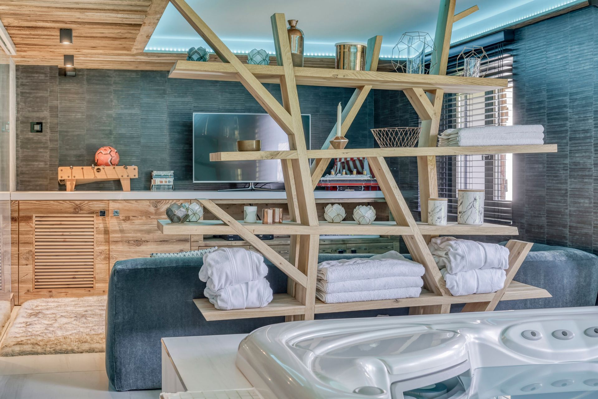 Salle de cinéma et jacuzzi.