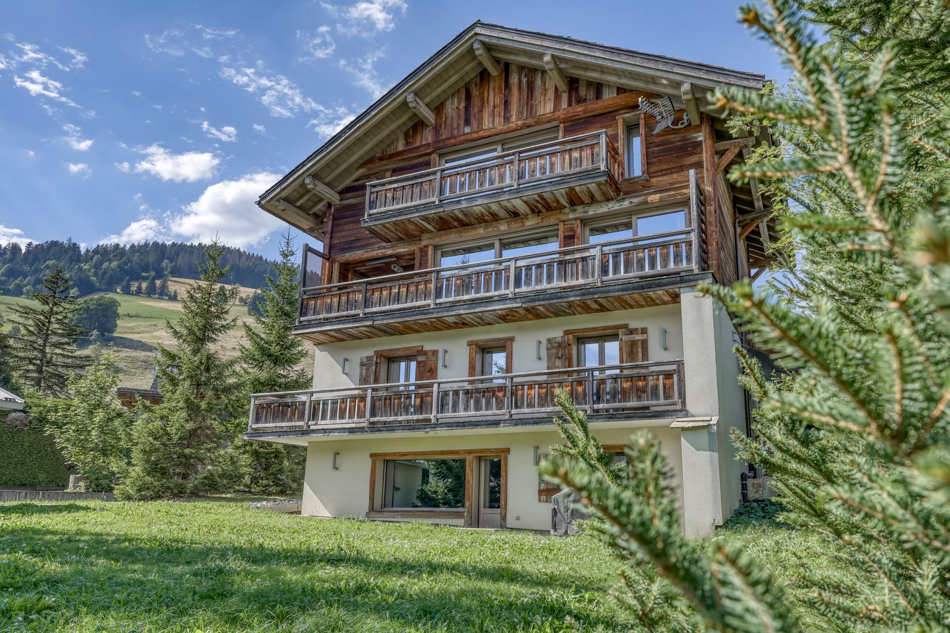 Photographie du Chalet Yeti par une belle journée ensoleillée.