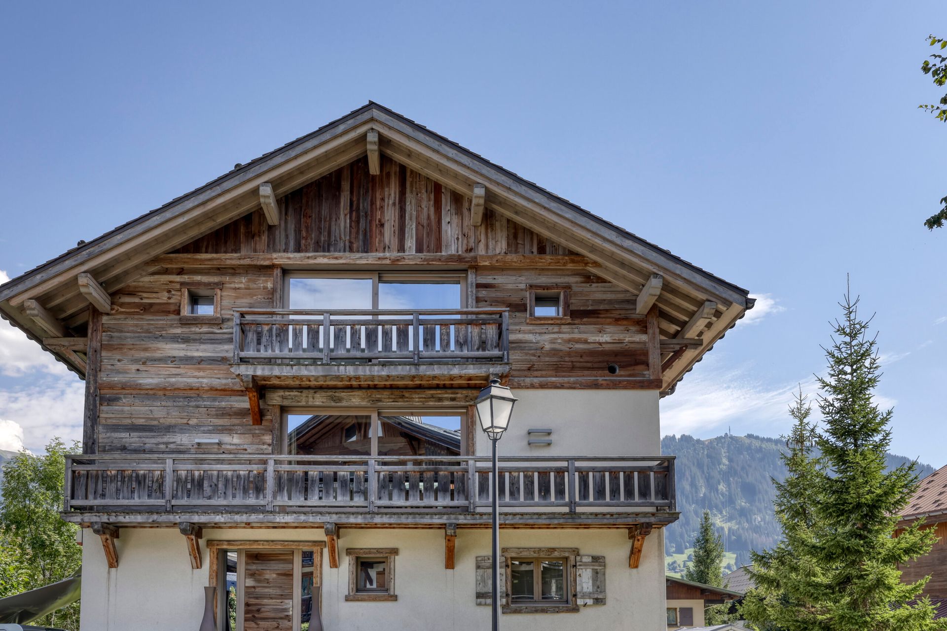 Photographie du Chalet Yeti par une belle journée ensoleillée de face.