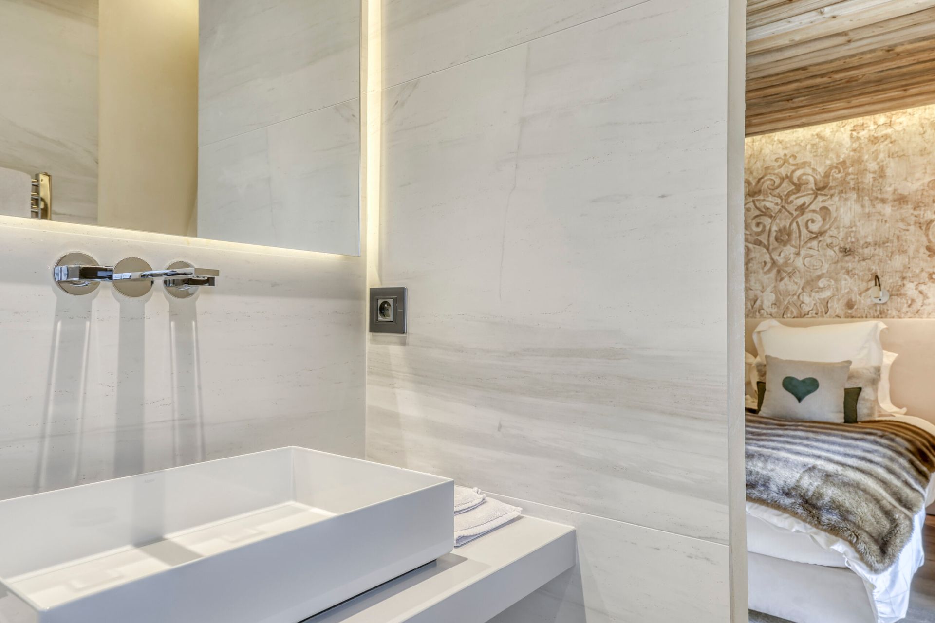 Salle de bains et chambre.