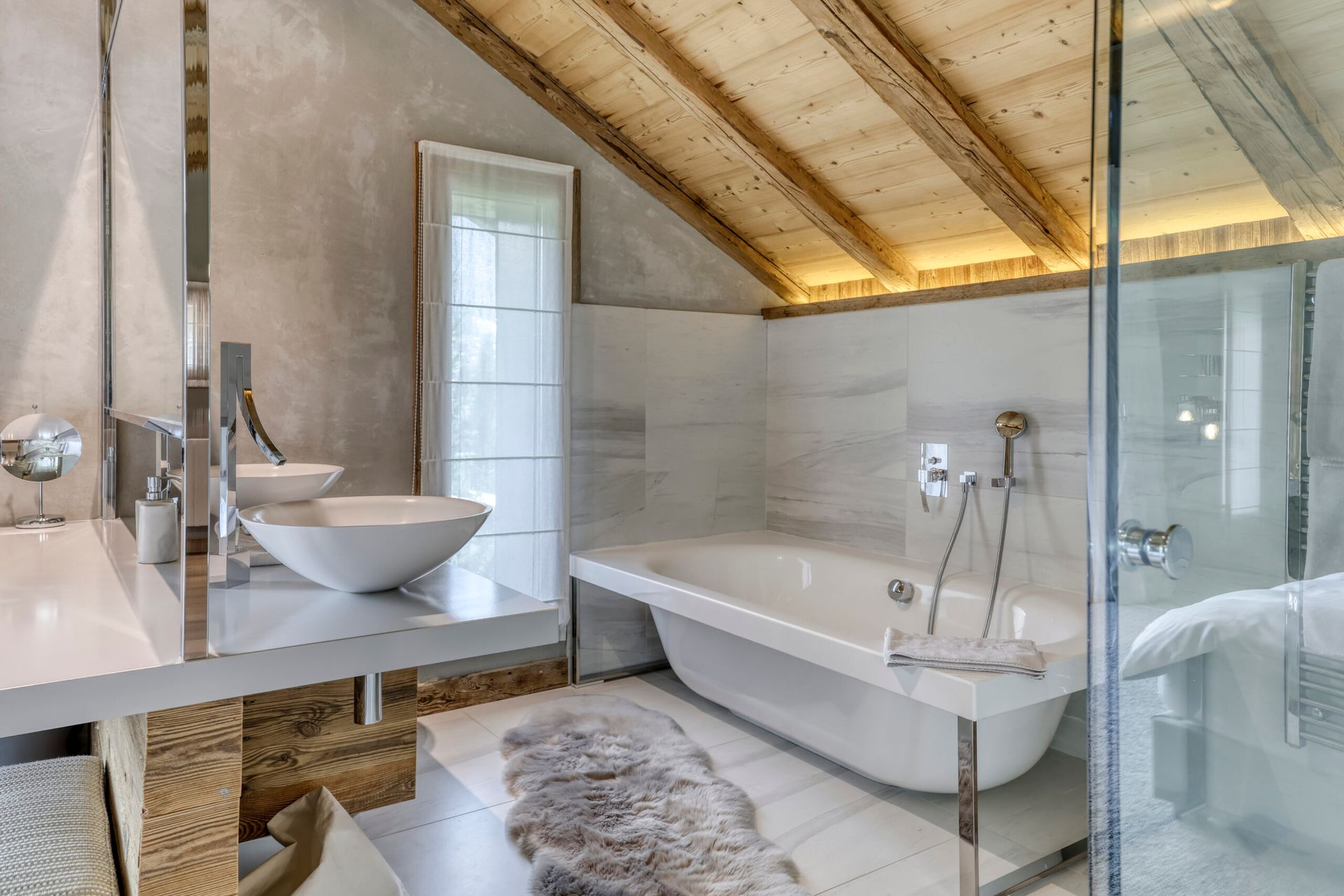 Salle de bains et chambre.