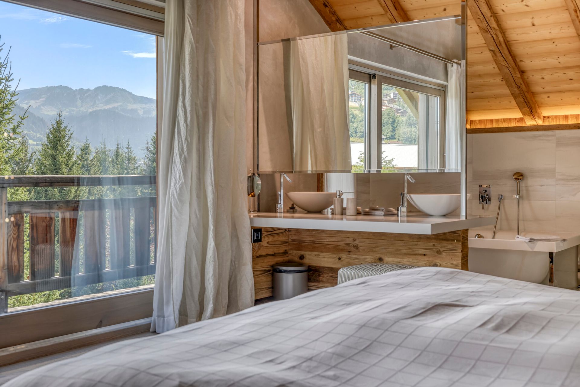 Salle de bains et chambre.