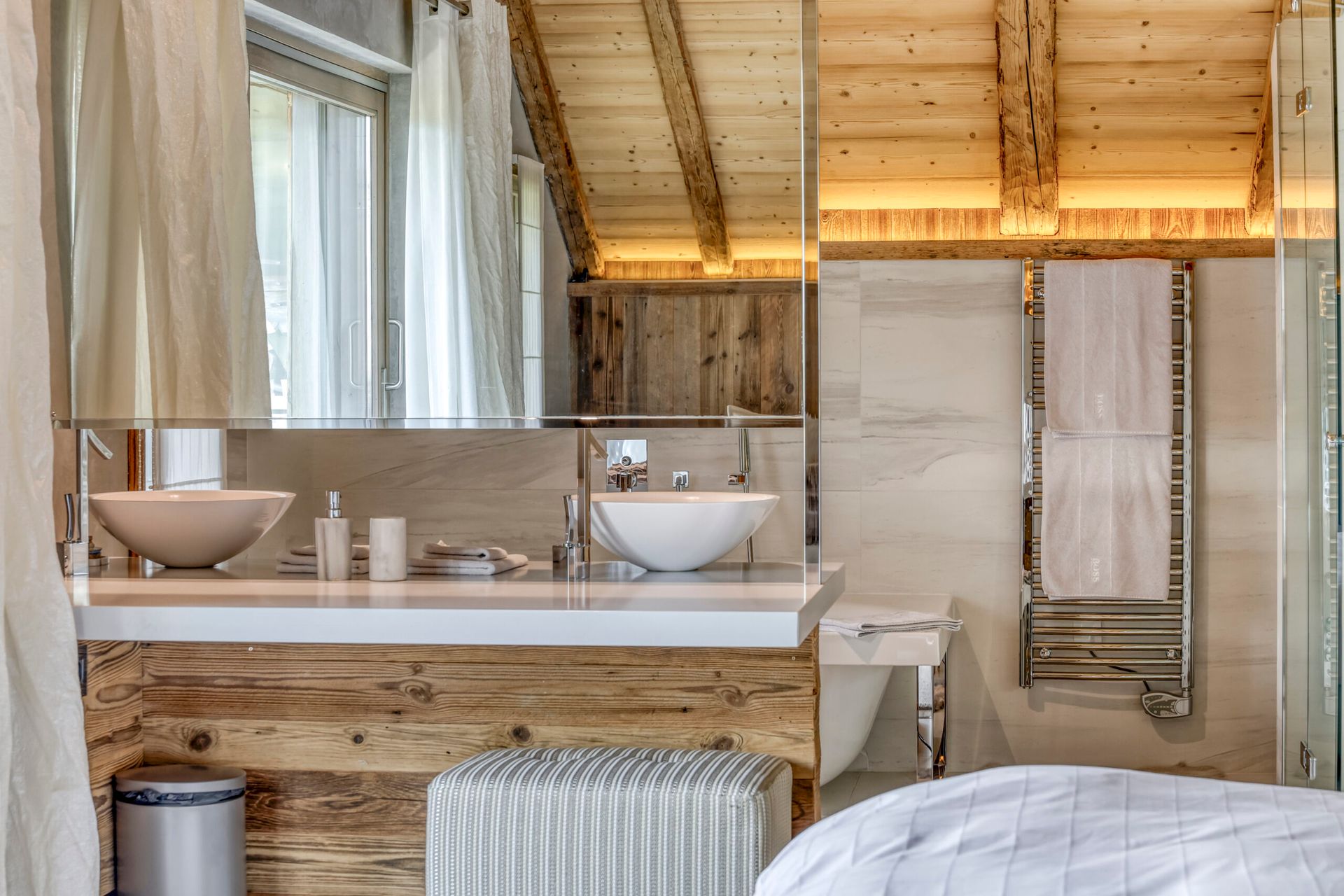 Salle de bains et chambre.