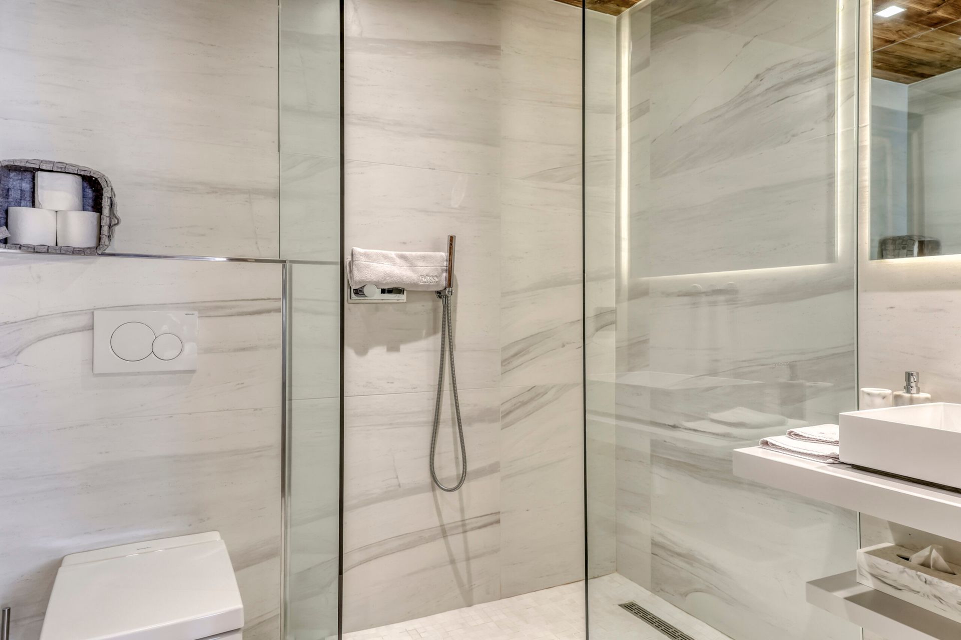 Salle de bains et chambre.