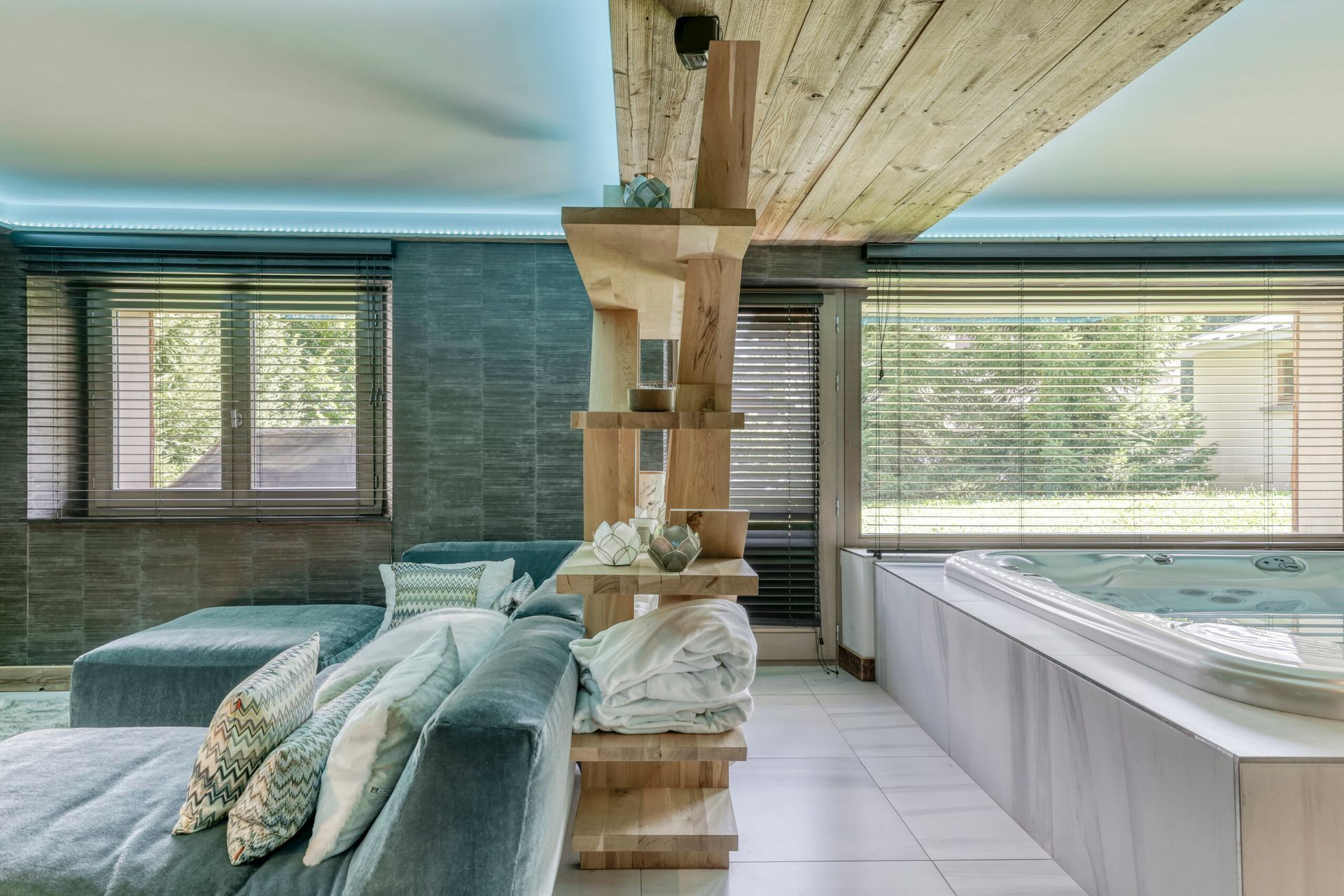 Salle cinéma et jacuzzi.