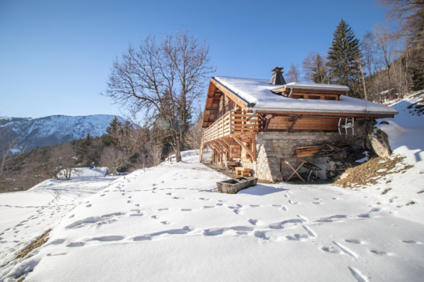 Chalet qui chuchotte sous la neige.