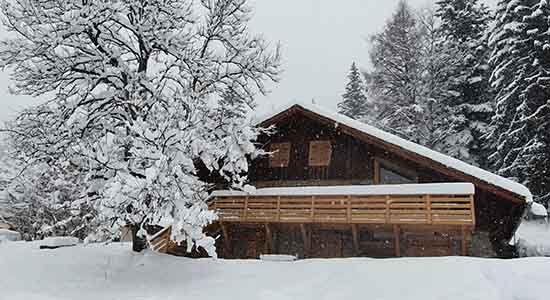 Chalet sous la neige.
