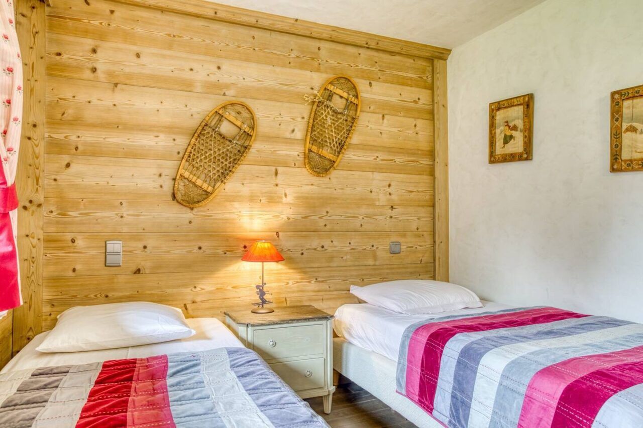 Chambre avec deux lits simples pour les enfants.