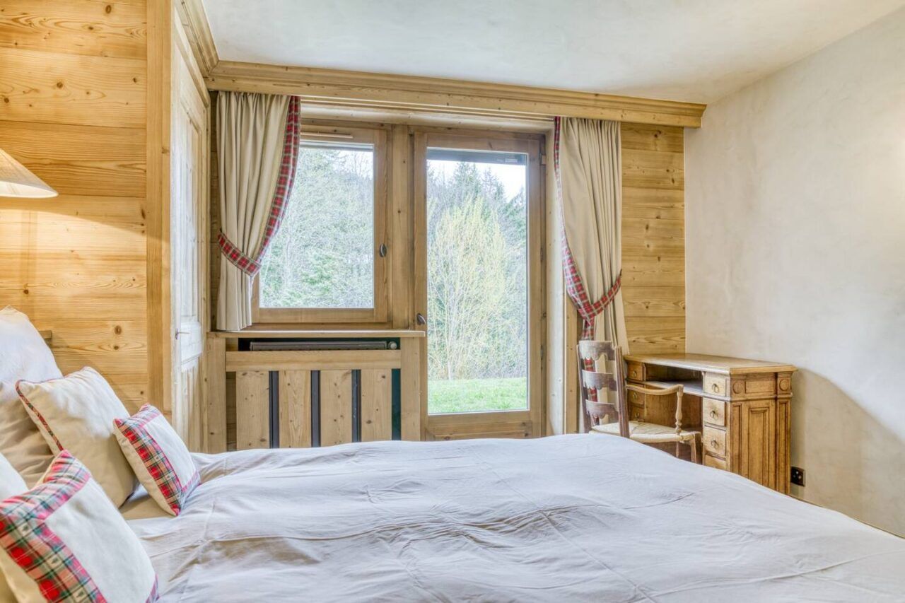 Chambre parentale du chalet.