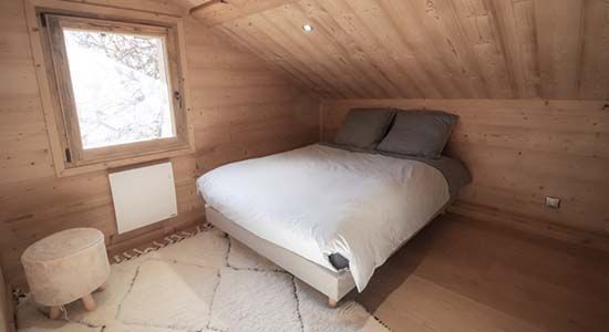 Chambre avec linge blanc du chalet qui chuchote.