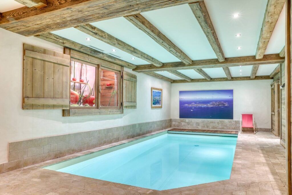 Piscine intérieure du chalet Mandarine Blanche.