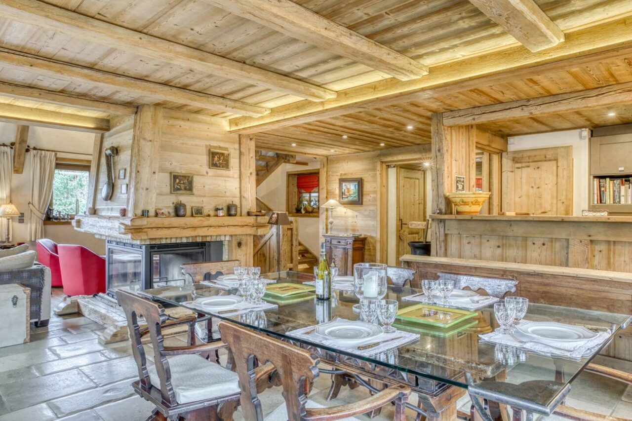 Salle à manger spacieuse et grande cheminée moderne.