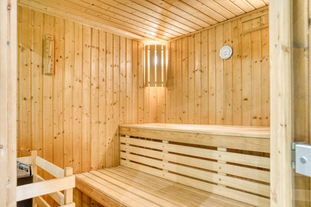Intérieur du sauna du chalet Mandarine Blanche.