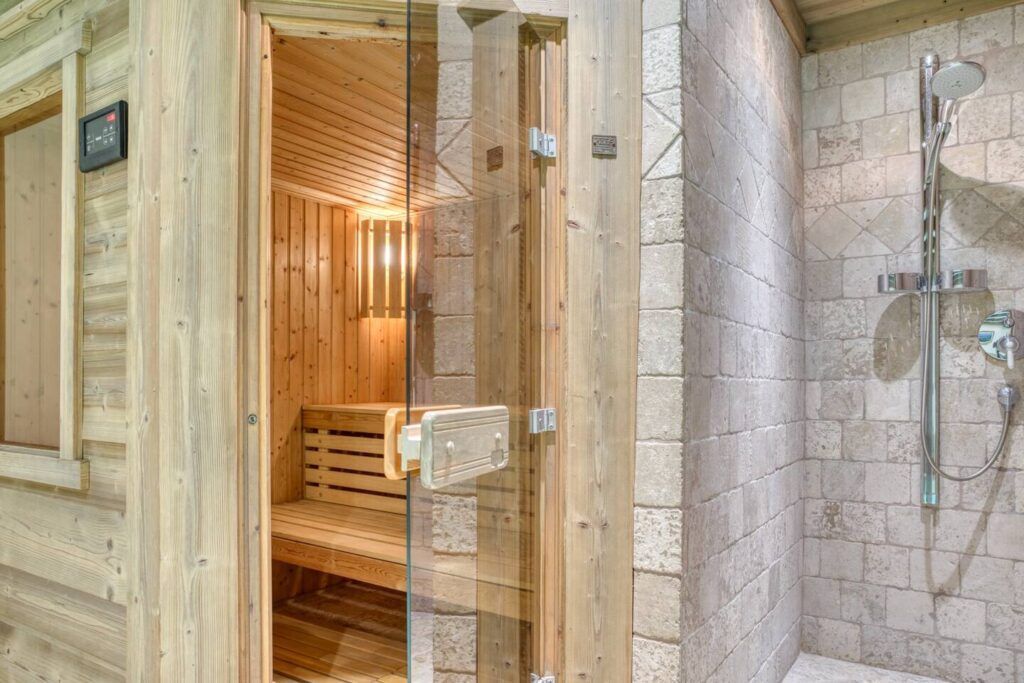 Sauna et salle de bain du chalet Mandarine Blanche.