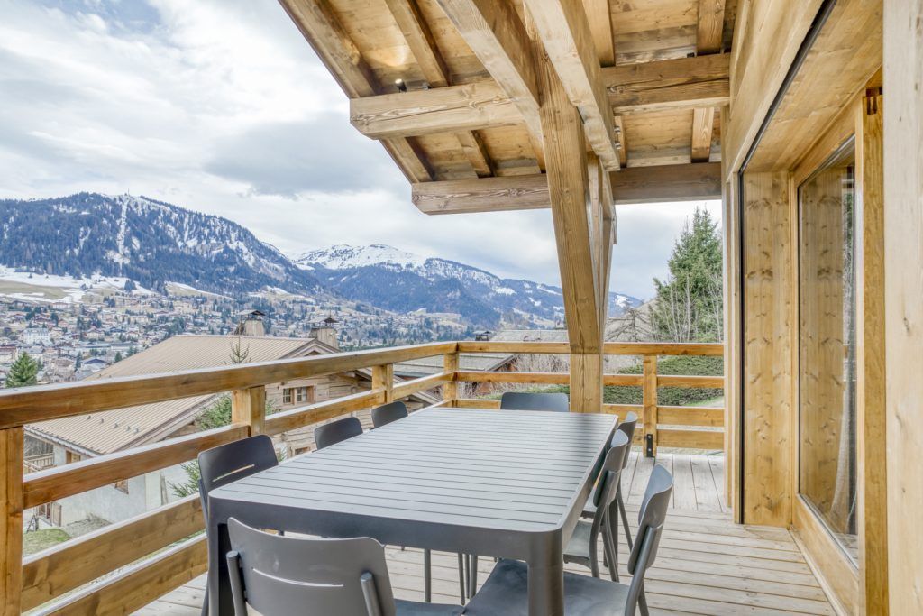 Terrasse avec coin repas du Chalet de Denis.