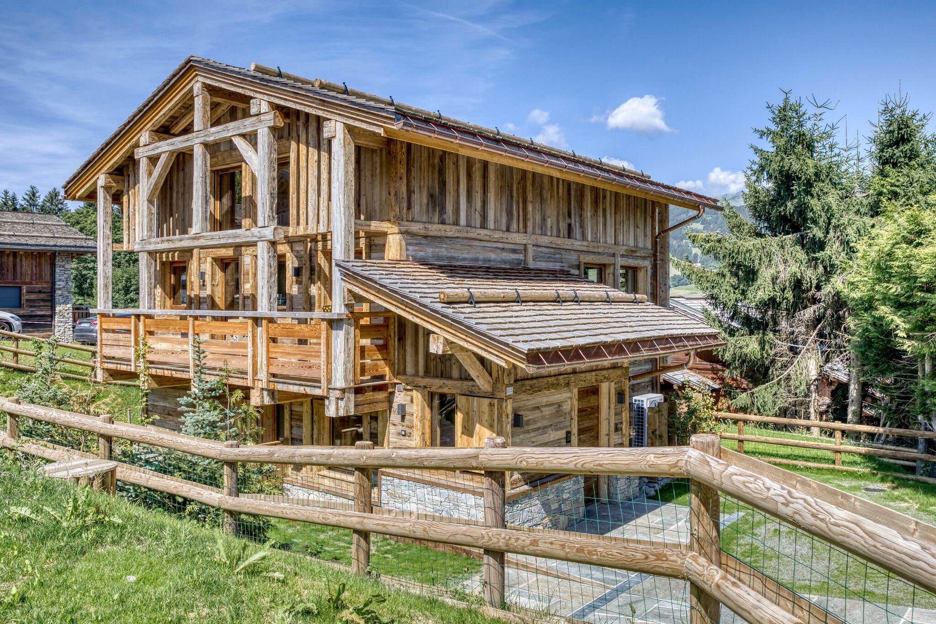 Prise de vue du chalet Hoopy par une belle journée ensoleillée.