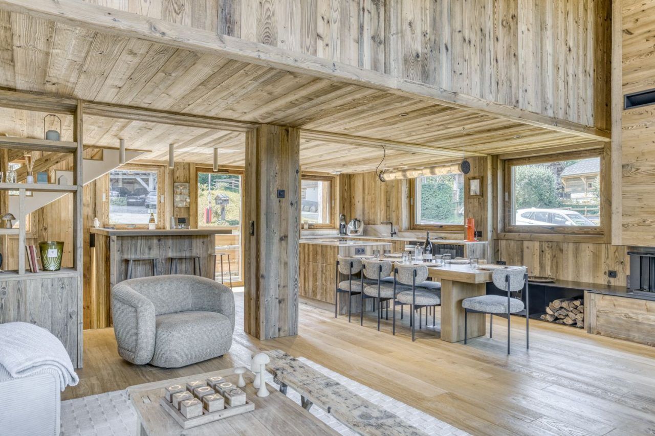 Salle à manger du chalet lumineuse.