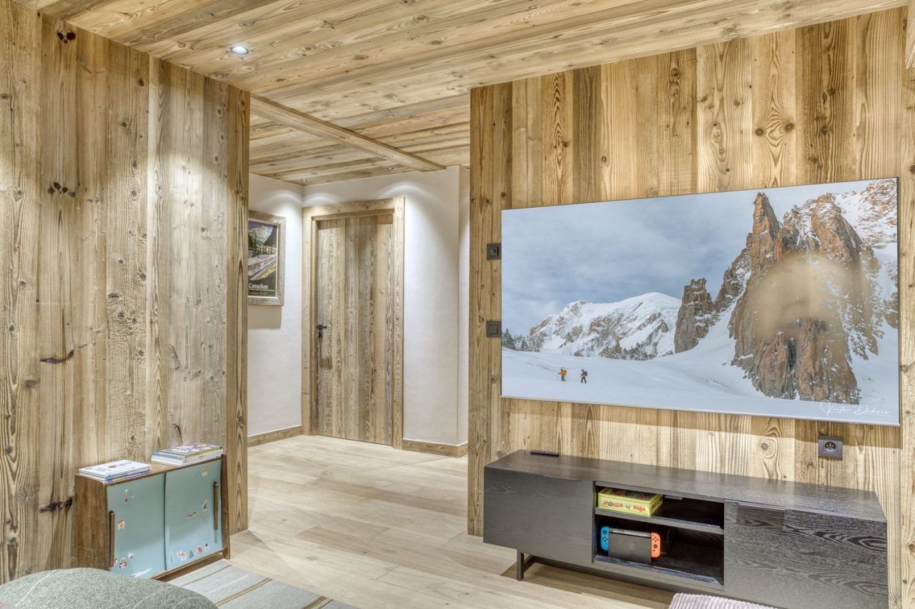 Salle cinéma du chalet Hoppy.