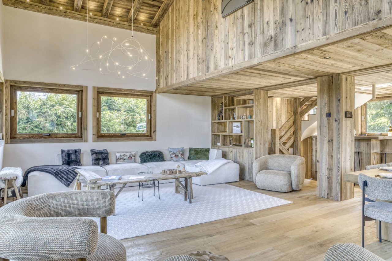 Grand salon de chalet en bois aménagé moderne.