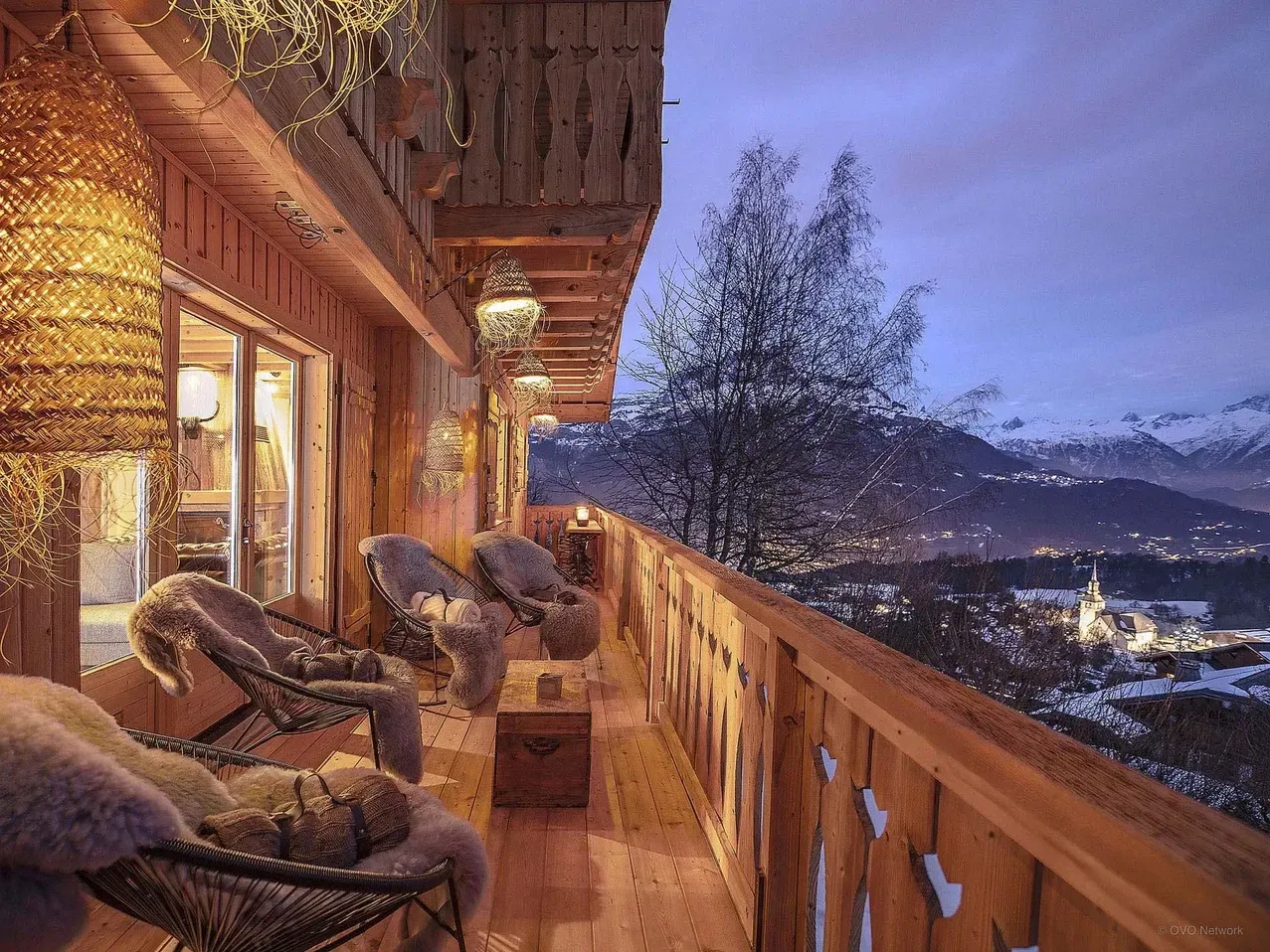 Balcon avec vue sur les monts de nuit.