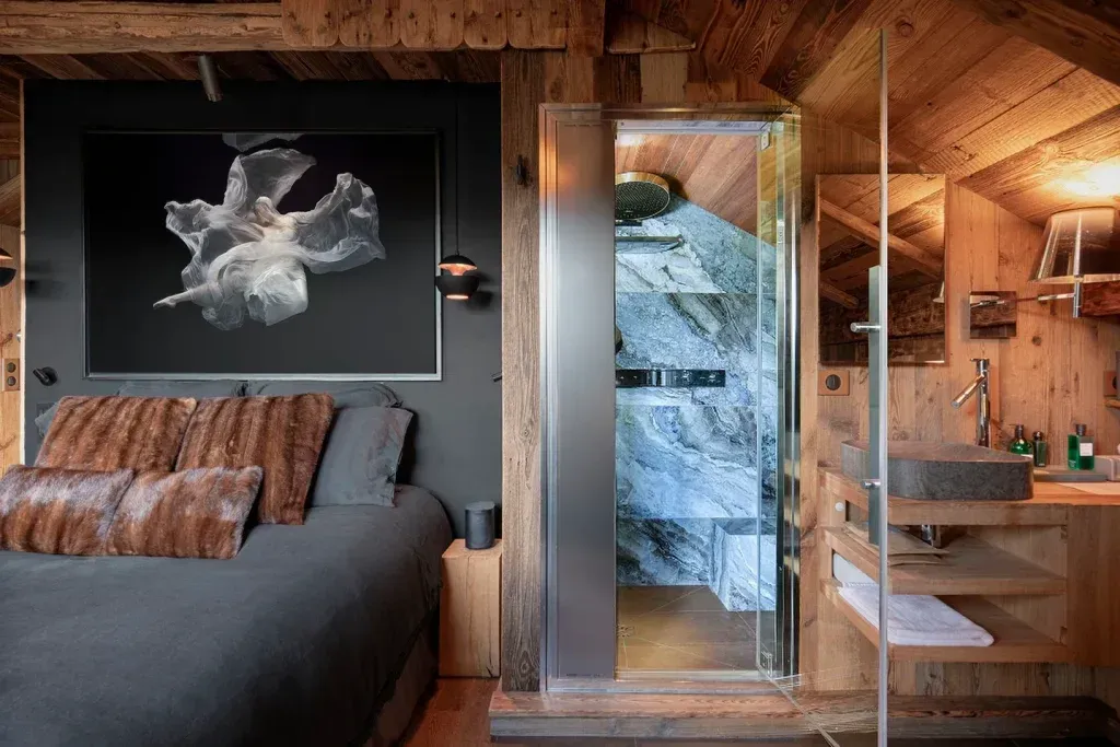 Chambre noire et bois et douche.