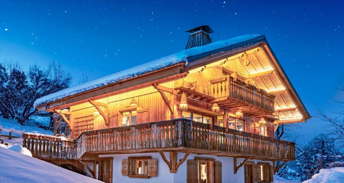 Extérieurs par une belle nuit étoilée du chalet Les Cerises à Cordon.