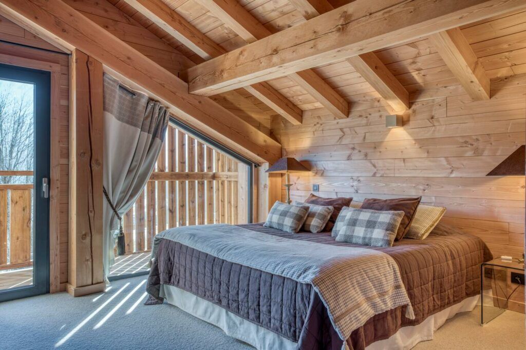 Chambre avec un lit double du Chalet W à Saint-Gervais-les-Bains. 